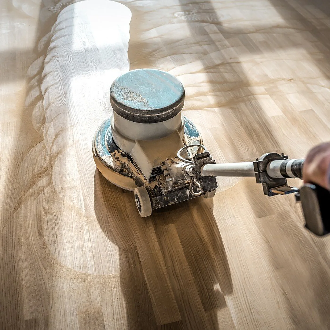 Monobrosse sur un parquet clair, vue de dessus.
