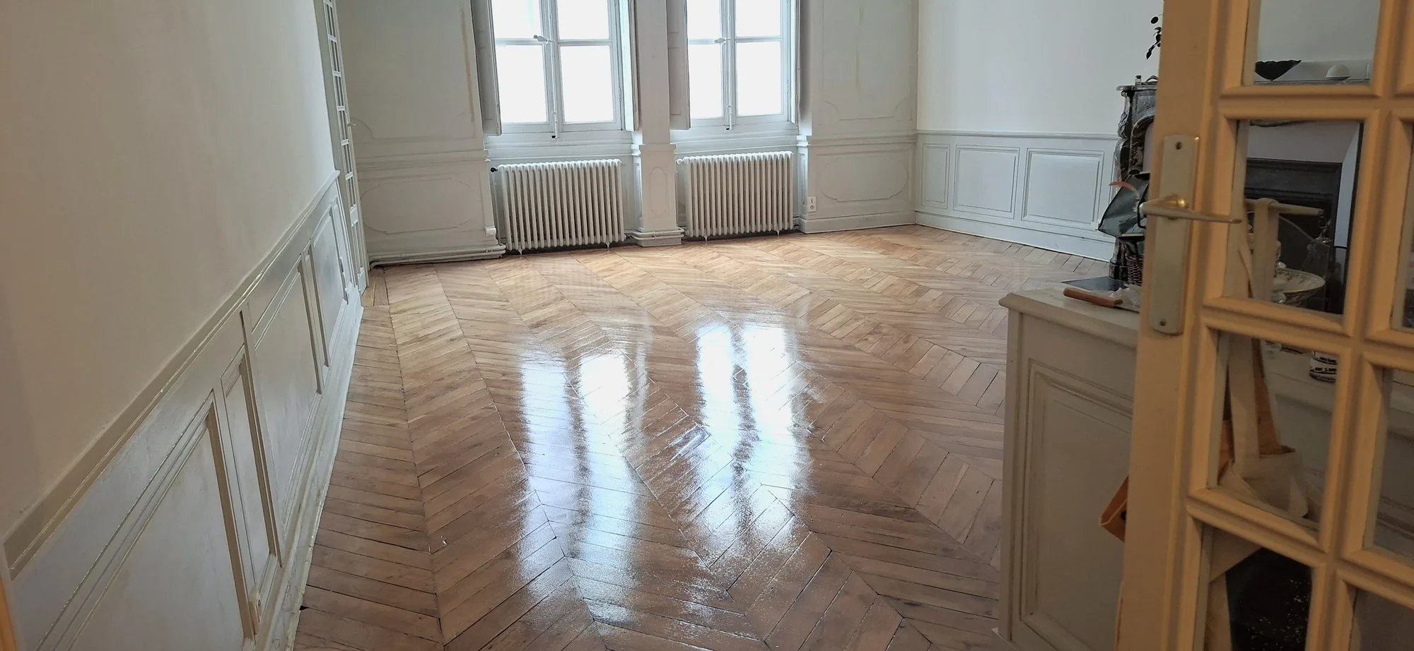 Salon au parquet en chevrons vitrifié.