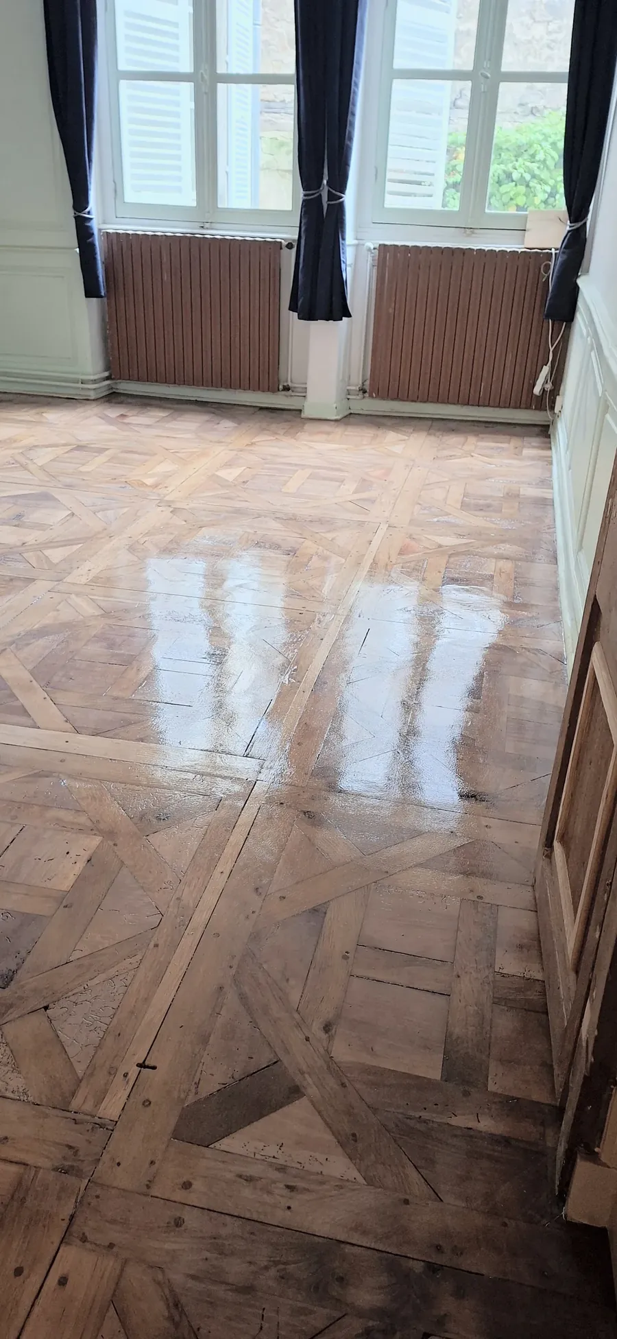 Après : le même parquet vitrifié et brillant.