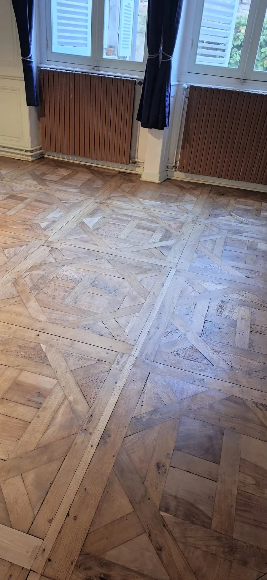 Avant : parquet ancien poncé, mat et non vitrifié.